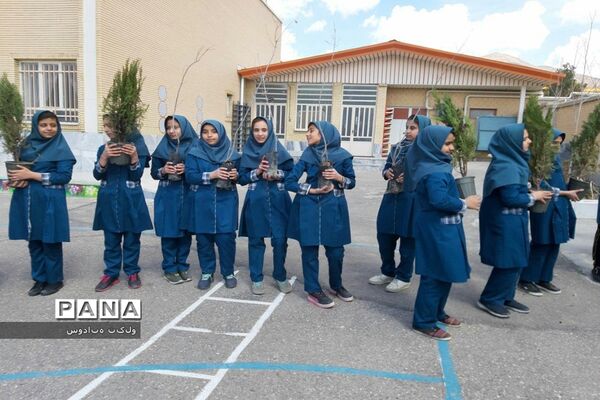 مراسم جشن نیکوکاری و روز درختکاری در دبستان دخترانه شاهد 2 شهرستان ملایر