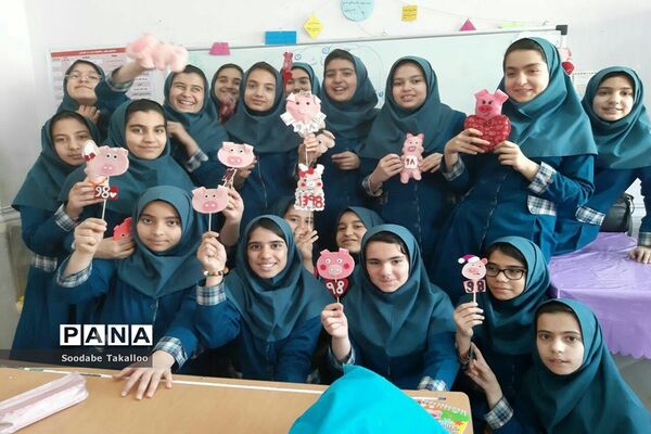 برگزاری جشنواره غذا جهت حمایت از نیازمندان در مدرسه دخترانه شاهد 2 ملایر