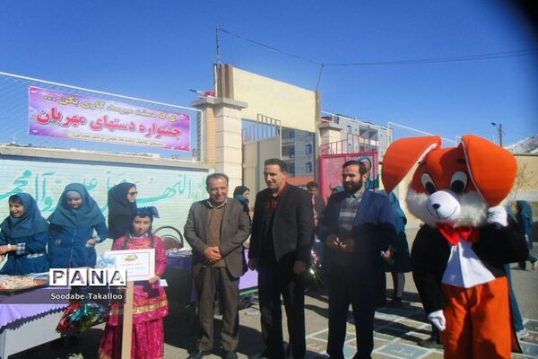 برگزاری جشنواره غذا جهت حمایت از نیازمندان در مدرسه دخترانه شاهد 2 ملایر
