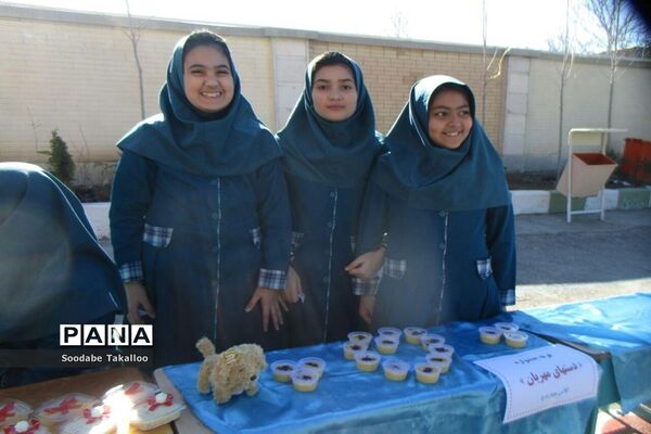 برگزاری جشنواره غذا جهت حمایت از نیازمندان در مدرسه دخترانه شاهد 2 ملایر