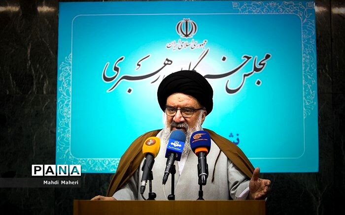 احمد خاتمی:  نباید مرعوب تهدید اقتصادی دشمن شد