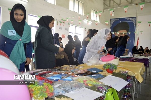 نمایشگاه فن بازار کار و فناوری و دست سازه‌های دانش‌آموزان در بوشهر