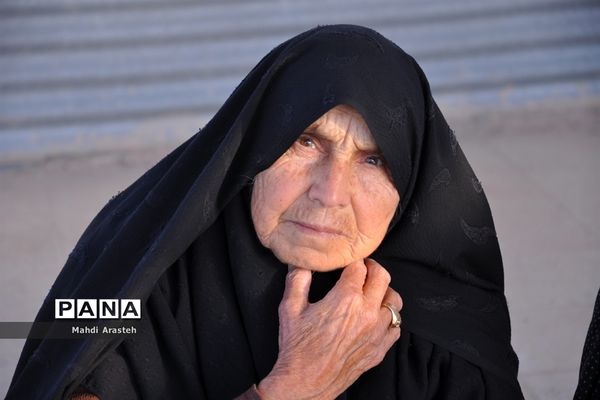 حضور مردم شهرستان خوسف در کنار قبور و مزار شهدا