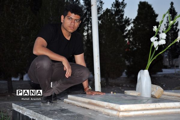 حضور مردم شهرستان خوسف در کنار قبور و مزار شهدا