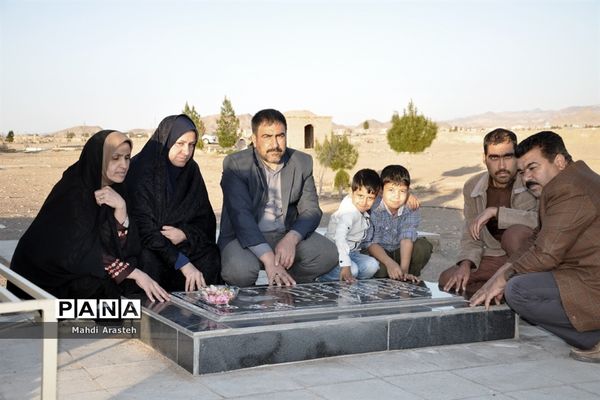 حضور مردم شهرستان خوسف در کنار قبور و مزار شهدا