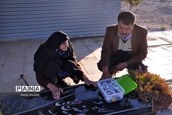 حضور مردم شهرستان خوسف در کنار قبور و مزار شهدا