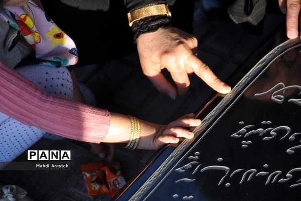 حضور مردم شهرستان خوسف در کنار قبور و مزار شهدا