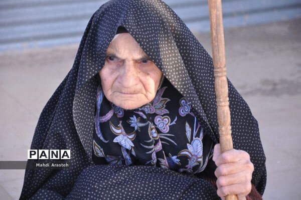 حضور مردم شهرستان خوسف در کنار قبور و مزار شهدا