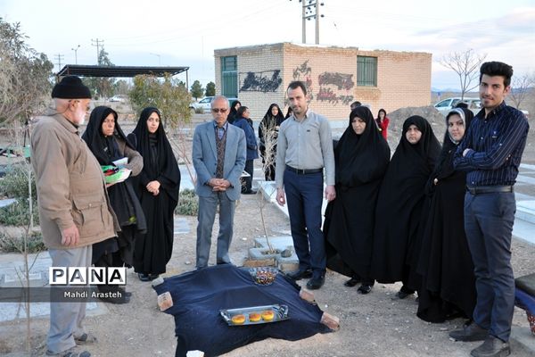 حضور مردم شهرستان خوسف در کنار قبور و مزار شهدا