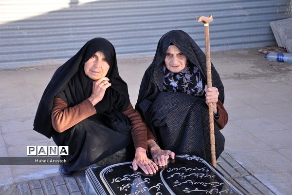 حضور مردم شهرستان خوسف در کنار قبور و مزار شهدا
