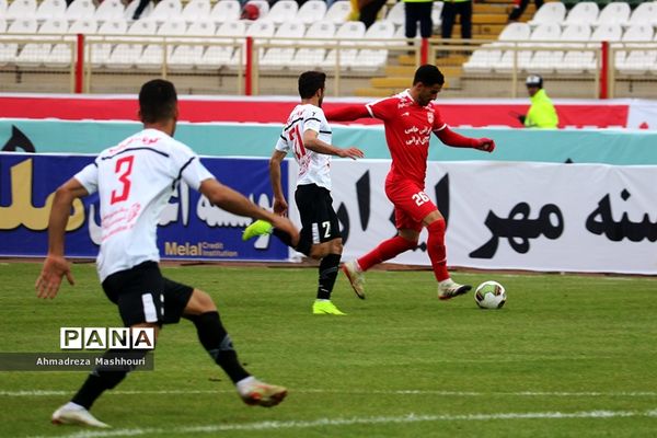 دیدار دو تیم تراکتورسازی تبریز و پدیده مشهد