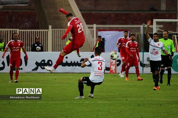 دیدار دو تیم تراکتورسازی تبریز و پدیده مشهد