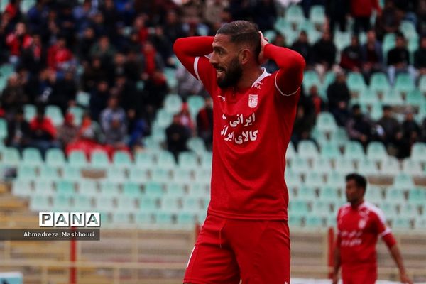 دیدار دو تیم تراکتورسازی تبریز و پدیده مشهد