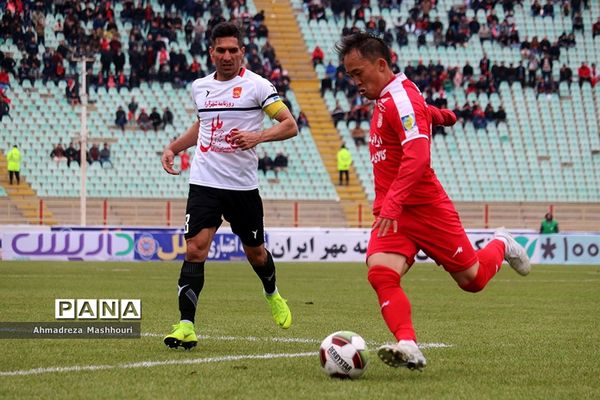 دیدار دو تیم تراکتورسازی تبریز و پدیده مشهد