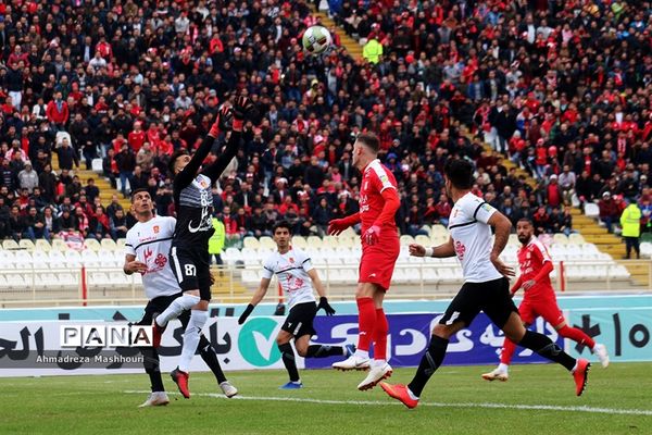 دیدار دو تیم تراکتورسازی تبریز و پدیده مشهد