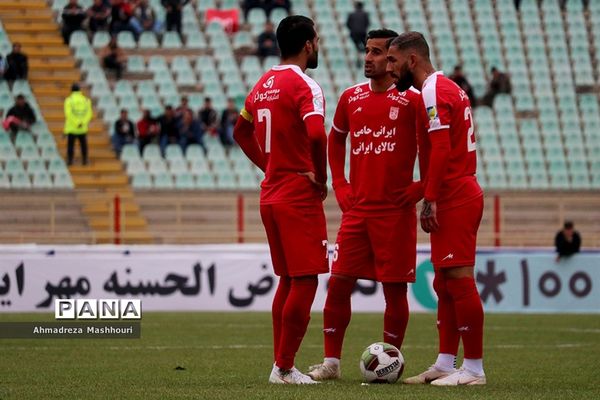 دیدار دو تیم تراکتورسازی تبریز و پدیده مشهد