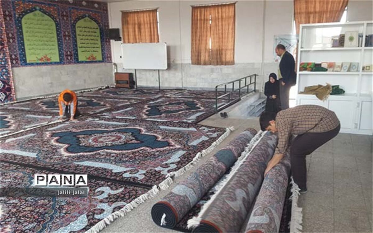 بانوی کارآفرین کاشانی 13 قطعه فرش به یک مدرسه اهدا کرد