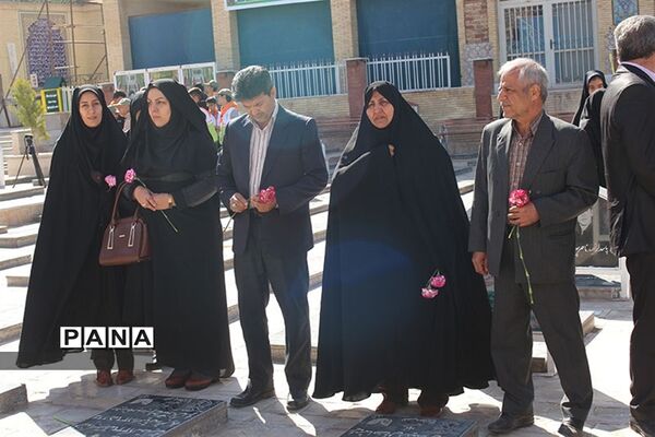 مراسم گلباران قبور شهدا
