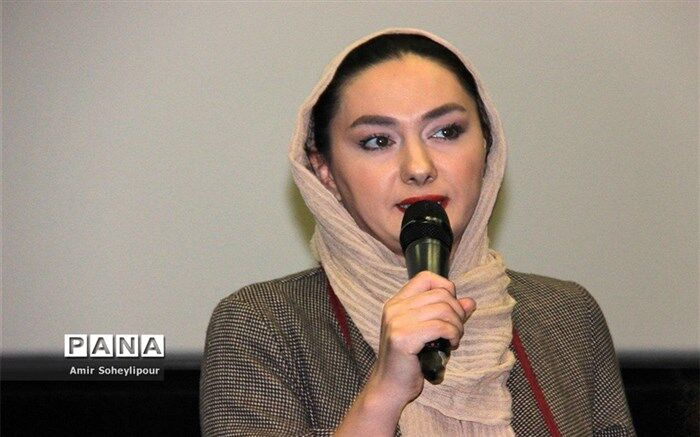 عکس یادگاری هانیه توسلی و تیم اسکواش هنرمندان زن پس از درختکاری