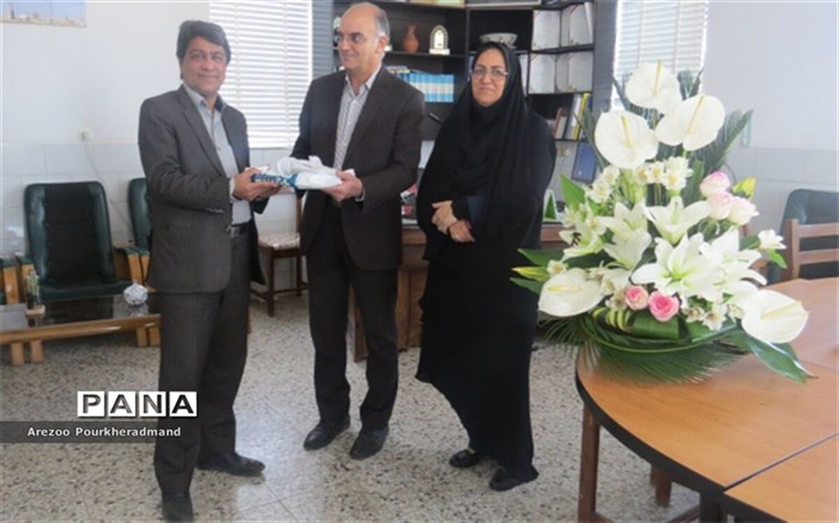 گرامیداشت روز پدر در اداره استعدادهای درخشان