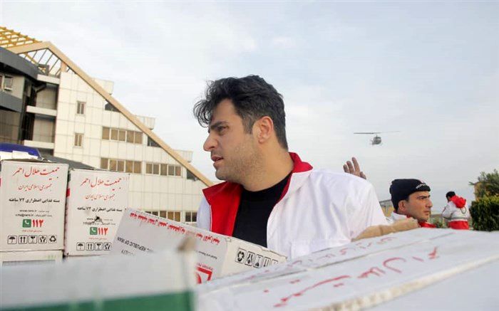 حضور علی ضیا در کنار هموطنان سیل زده