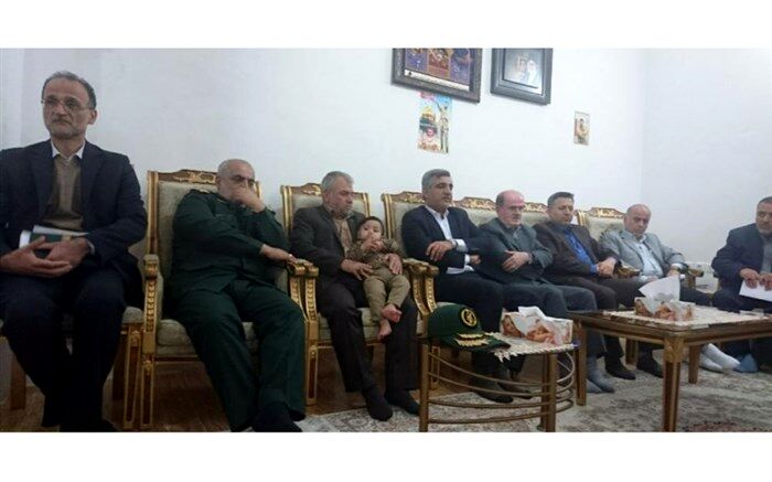 دیدار استاندار با خانواده شهیدان املاکی و حسین‌پور | شهدا نیازمند برگزاری بزرگداشت نیستند