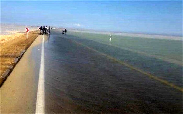 مسدود شدن جاده ساحلی گناوه به بوشهر به علت سیلاب