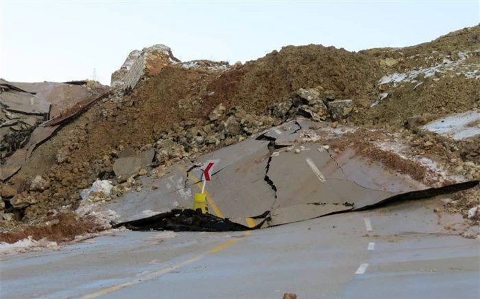 مسدود شدن محور "یاسوج _ شیراز" به علت آبگرفتگی و تخریب آسفالت+عکس