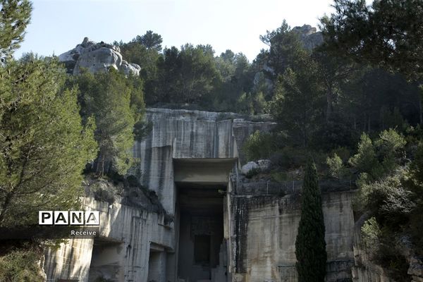 نمایشگاه آثار هنری در معادن سنگ آهک قدیمی جنوب فرانسه