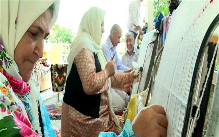 گردشگران نوروزی گیلان صنایع دستی تولید می کنند