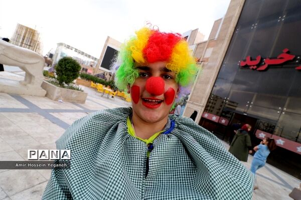 اجرای نمایش شاد دلقک‌ها در مراکز خرید مشهد