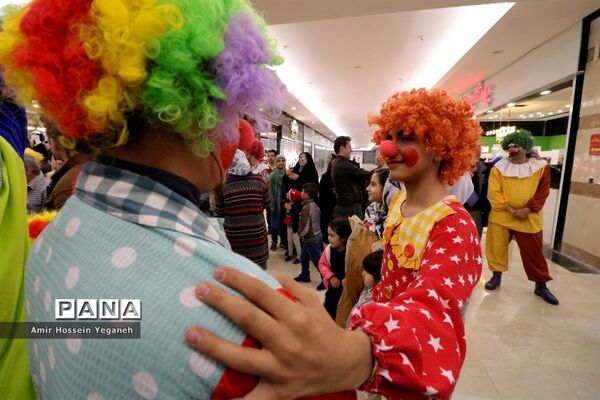 اجرای نمایش شاد دلقک‌ها در مراکز خرید مشهد