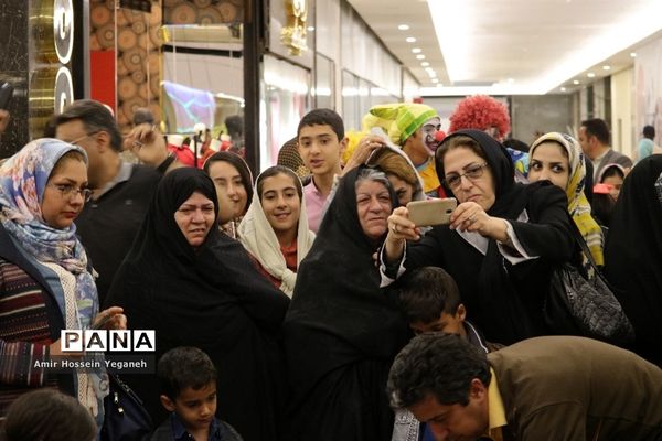 اجرای نمایش شاد دلقک‌ها در مراکز خرید مشهد