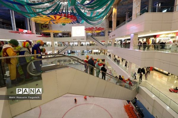 اجرای نمایش شاد دلقک‌ها در مراکز خرید مشهد