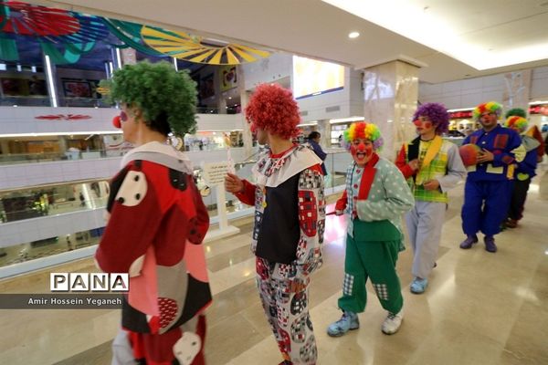 اجرای نمایش شاد دلقک‌ها در مراکز خرید مشهد