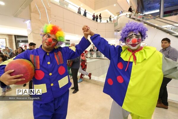 اجرای نمایش شاد دلقک‌ها در مراکز خرید مشهد