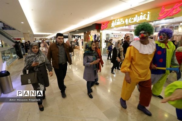 اجرای نمایش شاد دلقک‌ها در مراکز خرید مشهد