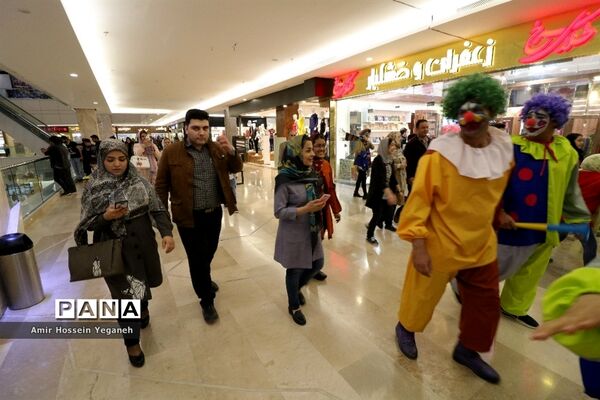 اجرای نمایش شاد دلقک‌ها در مراکز خرید مشهد