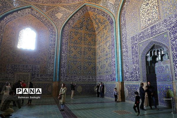 مسجد شیخ لطف‌الله میزبان گردشگران نوروزی