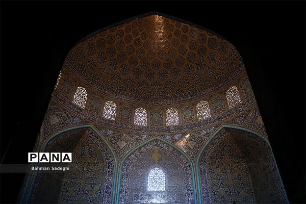 مسجد شیخ لطف‌الله میزبان گردشگران نوروزی