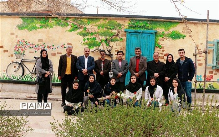 استفاده از ظرفیت هنرمندان بومی  کاشمر و معرفی مفاخر و نمادهای شهرستان از سیاست های شورا وشهرداری است