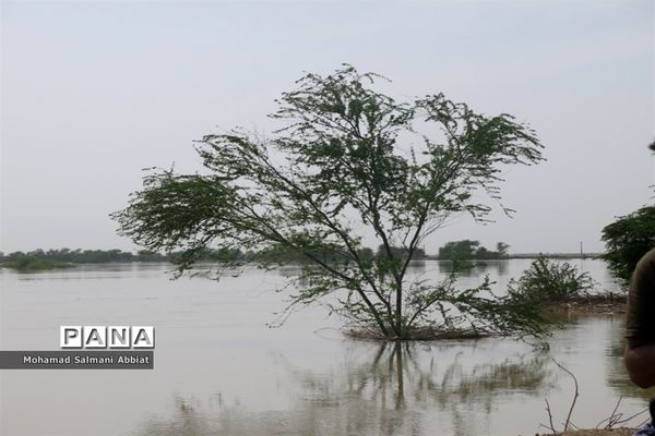 تلاش اهالی روستای ملیحان اهواز برای ترمیم سیل بند