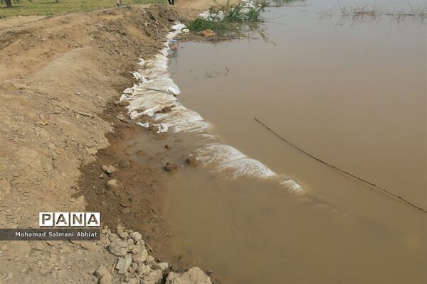 تلاش اهالی روستای ملیحان اهواز برای ترمیم سیل بند