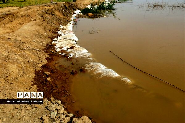 تلاش اهالی روستای ملیحان اهواز برای ترمیم سیل بند
