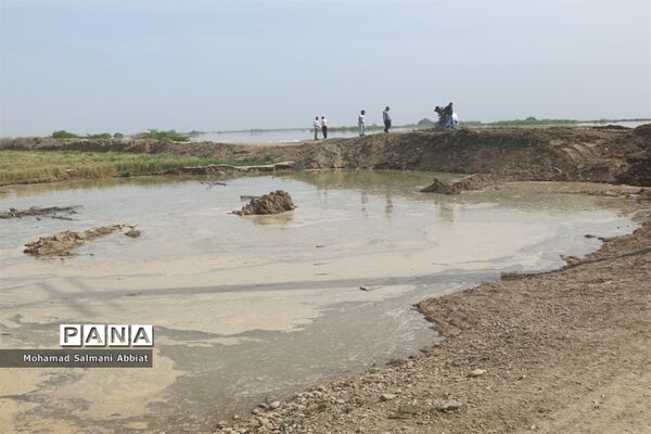 تلاش اهالی روستای ملیحان اهواز برای ترمیم سیل بند