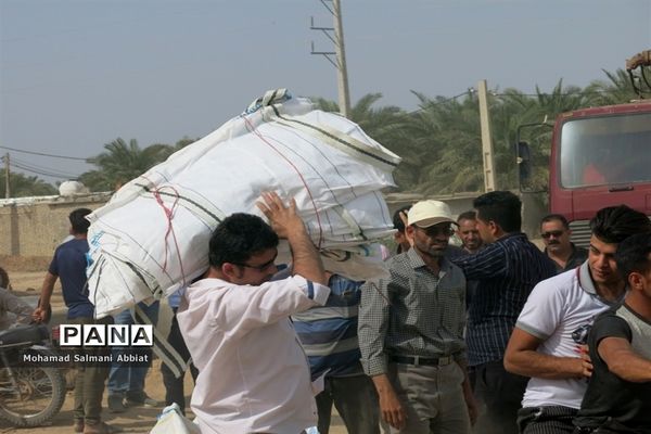 تلاش اهالی روستای ملیحان اهواز برای ترمیم سیل بند