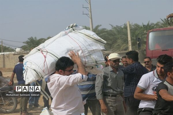 تلاش اهالی روستای ملیحان اهواز برای ترمیم سیل بند