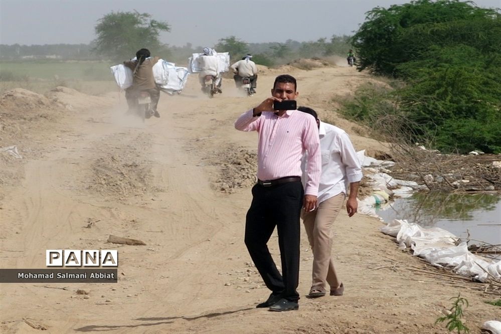 تلاش اهالی روستای ملیحان اهواز برای ترمیم سیل بند