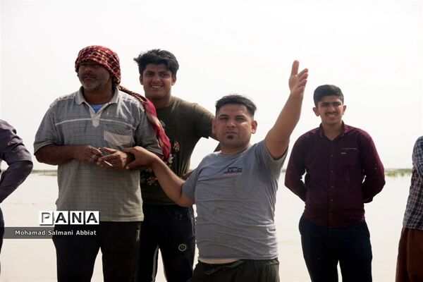 تلاش اهالی روستای ملیحان اهواز برای ترمیم سیل بند