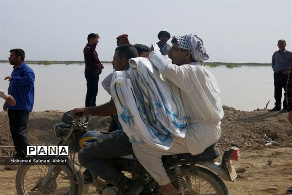 تلاش اهالی روستای ملیحان اهواز برای ترمیم سیل بند